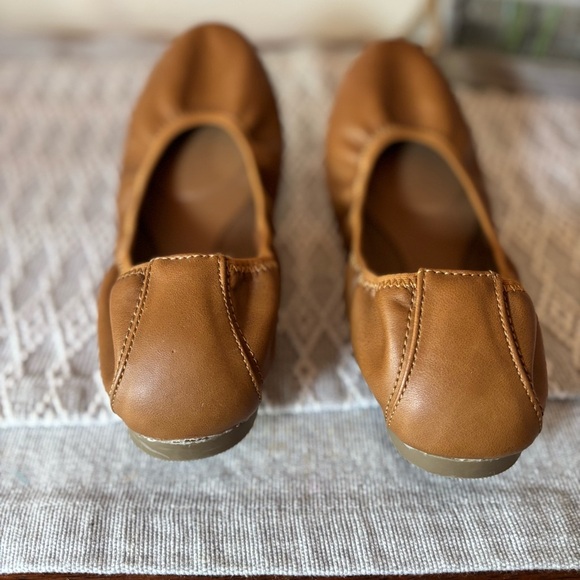 r2 Fairfax Size 9.5 Elastic Ballet Flat. Brown. Round toe. Easy slip on. - Picture 3 of 5